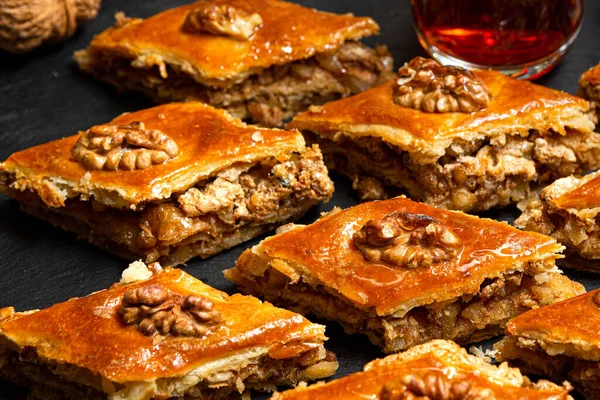 Honingbaklava Met Walnoten Zwarte Lei Porties Oosterse Snoepjes Turkse Suikerklontjes — Stockfoto