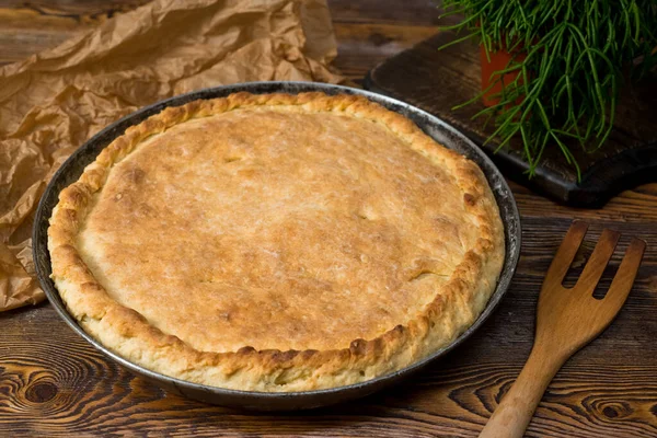 Torta Repolho Fechada Feita Com Massa Fermento Uma Assadeira Metal — Fotografia de Stock