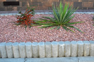 Bahçedeki peyzaj, park, meydan, dinlenme alanındaki modern tasarım parçaları.