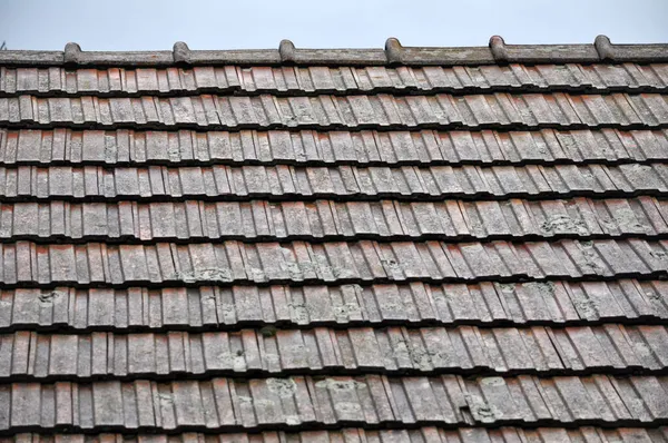 Het Dak Van Het Huis Staat Een Oude Rode Keramische — Stockfoto