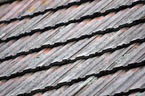 Het Dak Van Het Huis Staat Een Oude Rode Keramische — Stockfoto