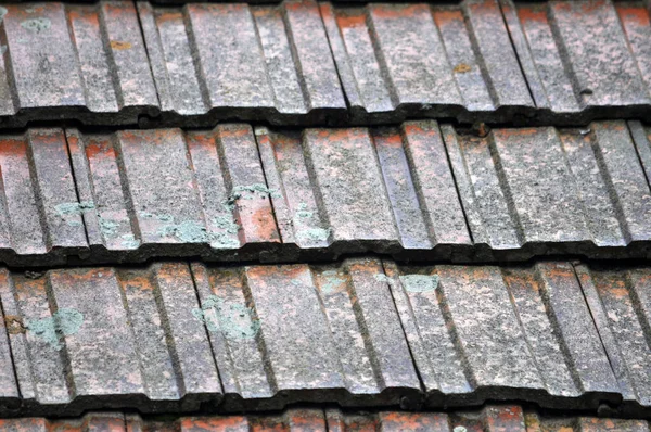 Het Dak Van Het Huis Staat Een Oude Rode Keramische — Stockfoto