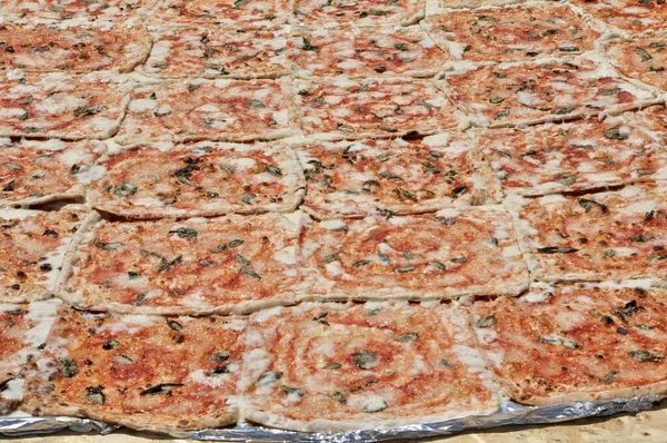 Płyta Bardzo Duża Pizza Składająca Się Wielu Kawałków — Zdjęcie stockowe
