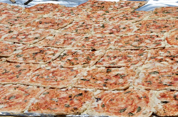 Sebuah Rekor Pizza Yang Sangat Besar Terbuat Dari Banyak Potongan — Stok Foto