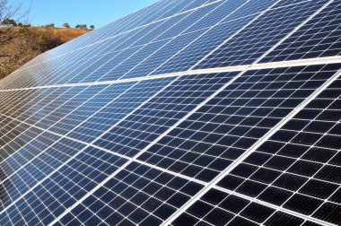 Güneş ışığı enerjisini emmek ve onu elektrik veya ısıya dönüştürmek için prefabrik paneller.