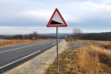 Yol tabelası. Yol kullanıcılarıyla iletişim kurmak için grafiksel çizim.