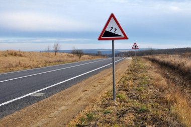 Yol tabelası. Yol kullanıcılarıyla iletişim kurmak için grafiksel çizim.
