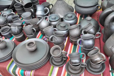 Çamurdan yapılmış çeşitli çömlekler..