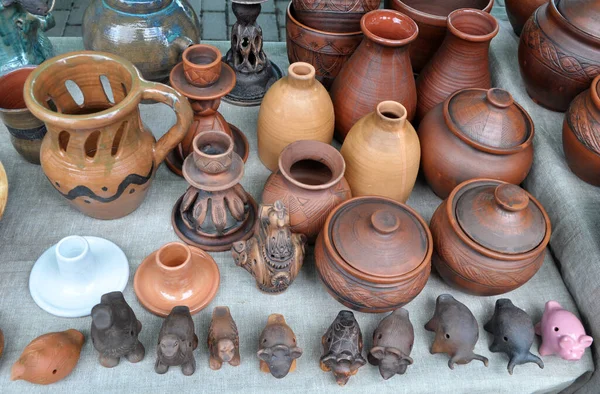 Разнообразие Керамики Изготовленной Народными Мастерами Глины — стоковое фото