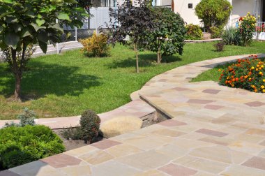 Bahçedeki peyzaj, park, meydan, dinlenme alanındaki modern tasarım parçaları.