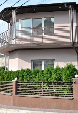 Bahçedeki peyzaj, park, meydan, dinlenme alanındaki modern tasarım parçaları.