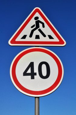 Yol tabelası. Yol kullanıcılarıyla iletişim kurmak için grafiksel çizim.