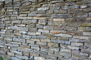 Doğal taştan yapılmış eski bir duvar.