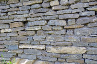 Doğal taştan yapılmış eski bir duvar.
