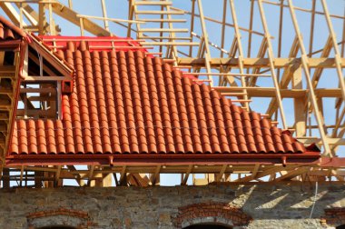 Seramik fayanslar eski binanın yeniden inşası için kullanılır.