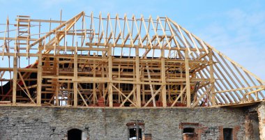 Kereste çatının inşasında veya yeniden inşasında kullanılır..