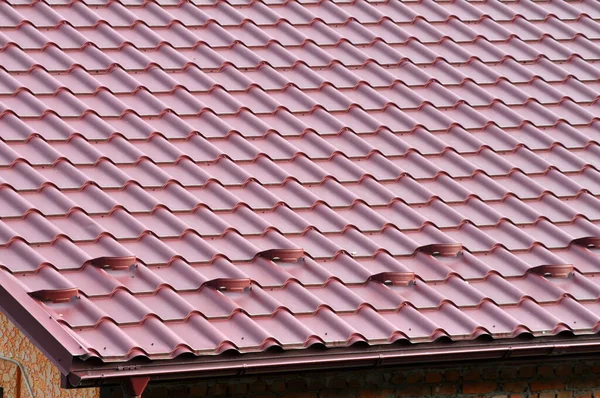 Het Huis Waarvan Het Dak Bedekt Met Metalen Tegels — Stockfoto