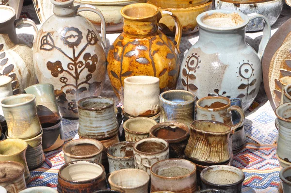 Çamurdan yapılmış çeşitli çömlekler..