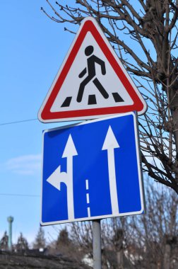 Yol tabelası. Yol kullanıcılarıyla iletişim kurmak için grafiksel çizim.