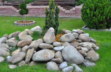 Bahçedeki peyzaj, park, meydan, dinlenme alanındaki modern tasarım parçaları.