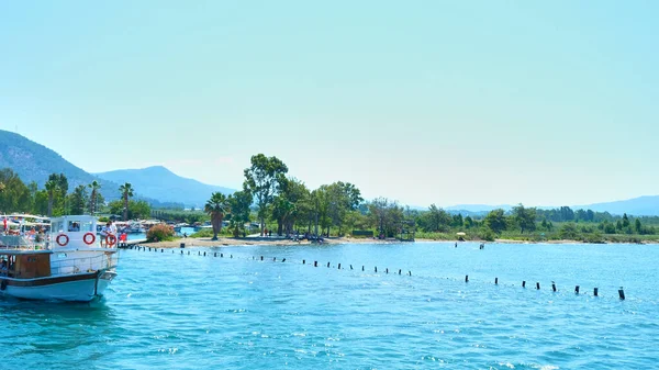 Dağlardaki güzel göl manzarası