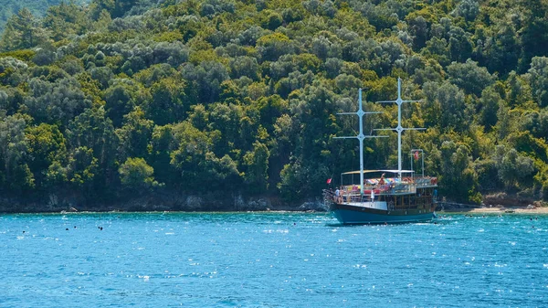 Gölde Yelkenli Tekne — Stok fotoğraf