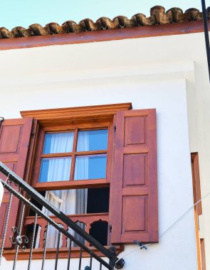 çatısı olan eski ahşap pencere