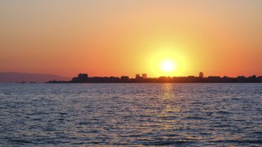 Denizin üzerinde gün batımı