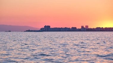 Denizin üzerinde gün batımı