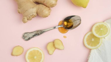 Beyaz arka planda limon ve zencefil