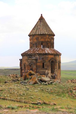 Dağlardaki eski kilise.