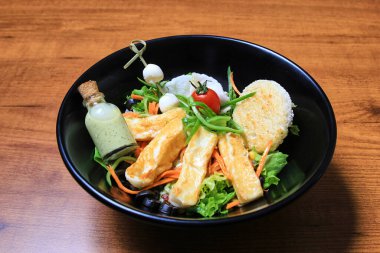 Tavuk ve sebzeli Sezar salatası.