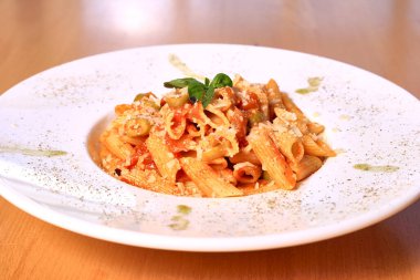 Domates soslu ve fesleğenli spagetti