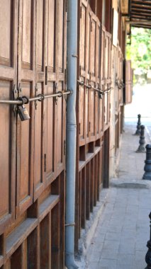 Metal saplı eski ahşap kapı.