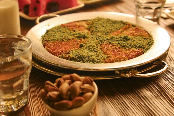 Ahşap bir kasede baharatlar ve otlar