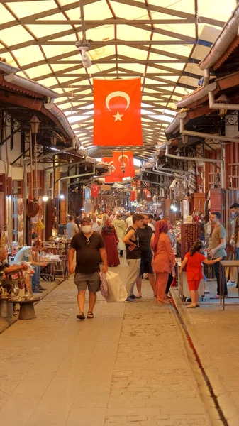 Londra, İngiltere, Eylül 2019: Barselona şehrinin pazarındaki insanlar.