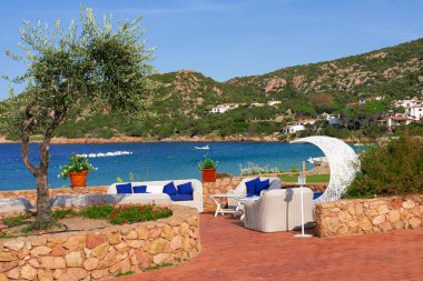 Yazın Baja Sardinya 'dan turistsiz bir manzara. Suyla muhteşem bir tezat..