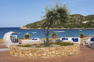 Yazın Baja Sardinya 'dan turistsiz bir manzara. Suyla muhteşem bir tezat..