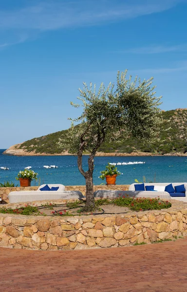 Yazın Baja Sardinya 'dan turistsiz bir manzara. Suyla muhteşem bir tezat..