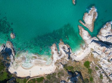 İnanılmaz insansız hava araçları Capo Vaticano, Ricadi, İtalya 'da inanılmaz izole plajlar ve kristal berrak suyla yakalandı..