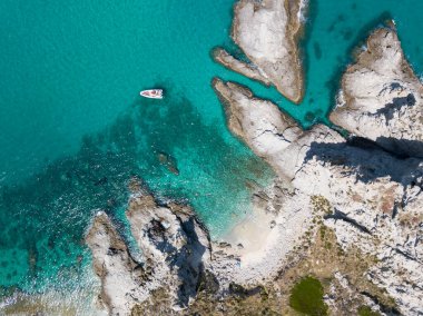 İnanılmaz insansız hava araçları Capo Vaticano, Ricadi, İtalya 'da inanılmaz izole plajlar ve kristal berrak suyla yakalandı..