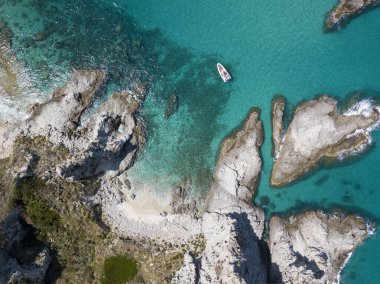 İnanılmaz insansız hava araçları Capo Vaticano, Ricadi, İtalya 'da inanılmaz izole plajlar ve kristal berrak suyla yakalandı..