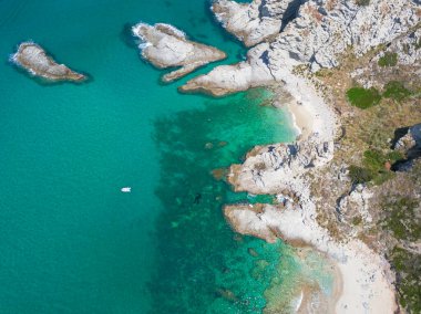 İnanılmaz insansız hava araçları Capo Vaticano, Ricadi, İtalya 'da inanılmaz izole plajlar ve kristal berrak suyla yakalandı..