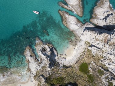 İnanılmaz insansız hava araçları Capo Vaticano, Ricadi, İtalya 'da inanılmaz izole plajlar ve kristal berrak suyla yakalandı..