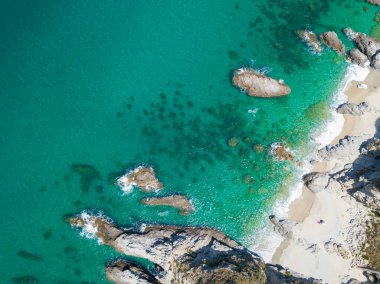 İnanılmaz insansız hava araçları Capo Vaticano, Ricadi, İtalya 'da inanılmaz izole plajlar ve kristal berrak suyla yakalandı..