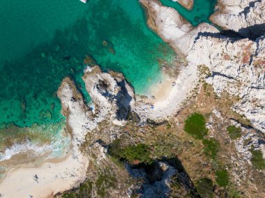 İnanılmaz insansız hava araçları Capo Vaticano, Ricadi, İtalya 'da inanılmaz izole plajlar ve kristal berrak suyla yakalandı..
