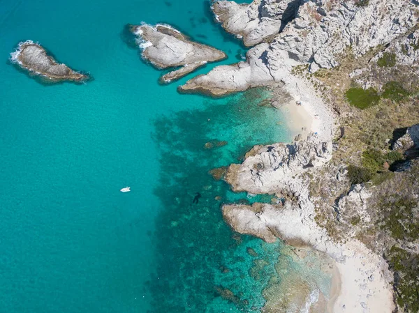 İnanılmaz insansız hava araçları Capo Vaticano, Ricadi, İtalya 'da inanılmaz izole plajlar ve kristal berrak suyla yakalandı..