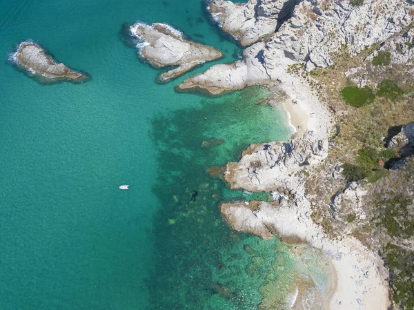 İnanılmaz insansız hava araçları Capo Vaticano, Ricadi, İtalya 'da inanılmaz izole plajlar ve kristal berrak suyla yakalandı..