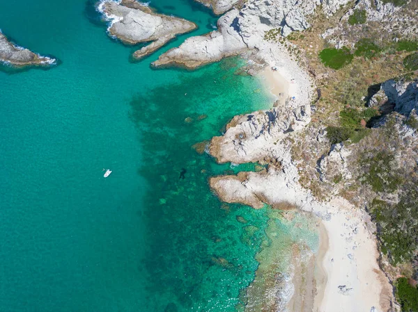 İnanılmaz insansız hava araçları Capo Vaticano, Ricadi, İtalya 'da inanılmaz izole plajlar ve kristal berrak suyla yakalandı..