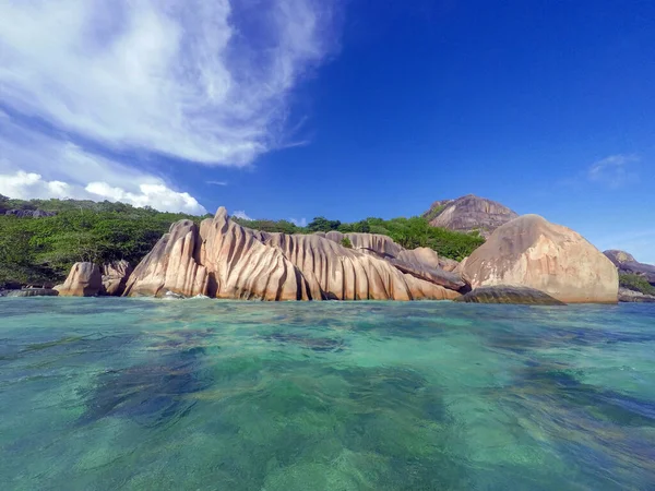 Dünyanın en çok fotoğraflanan sahillerinden birine sahip su perspektifi, tek Anse Source dArgent, La Digue, Seyşeller